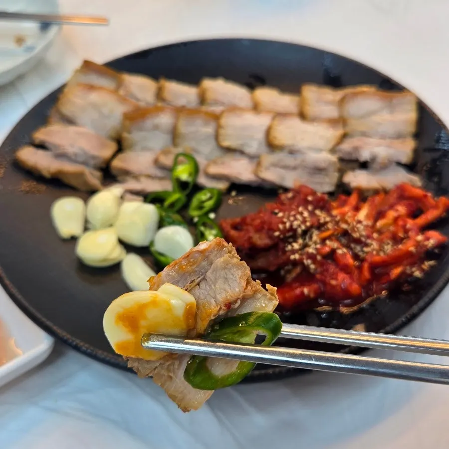一人份燙肉搭配的蘿蔔醃菜與明太魚生拌沙拉
