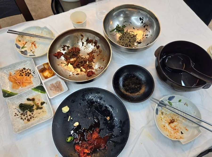 吃完後的蕎麥麵與燙肉空盤