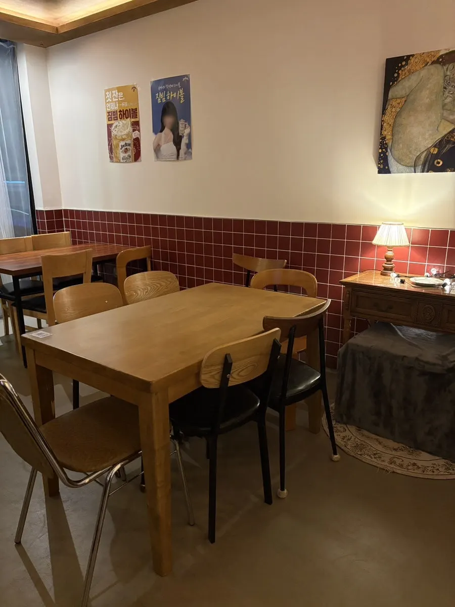 Tables inside Seo Jubang