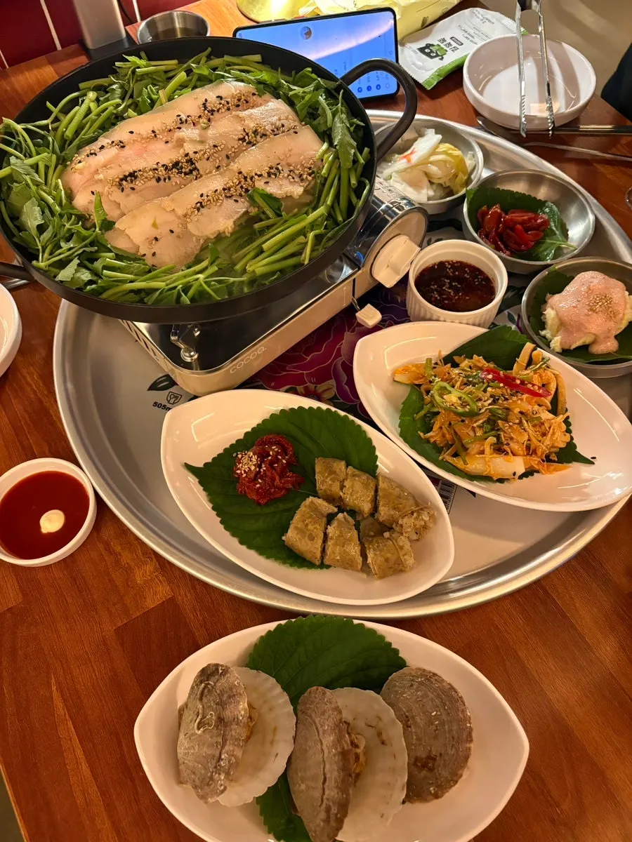 Warm boiled pork with shallow broth at Seo Jubang