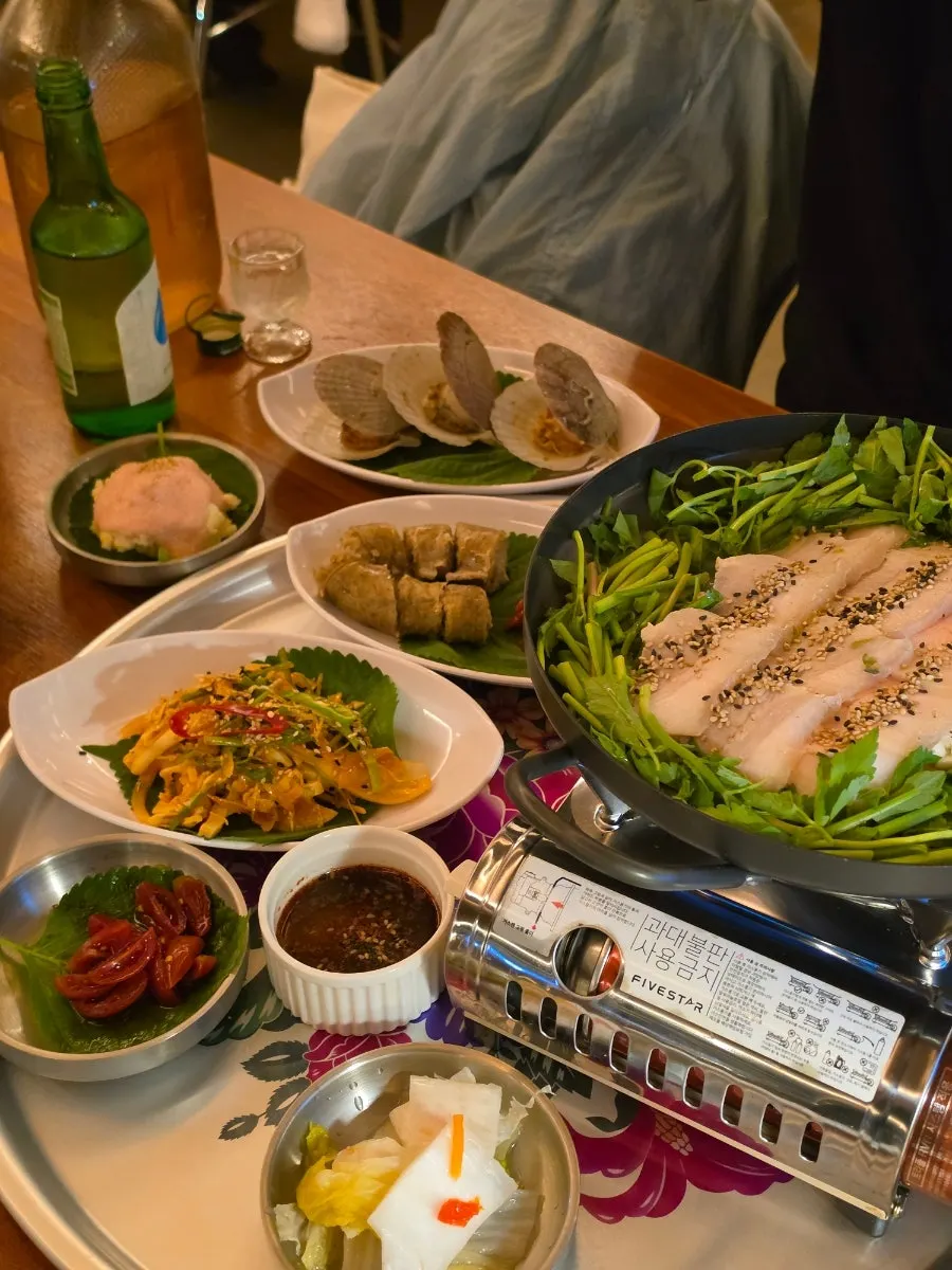 A generously spread Sokcho drinking set