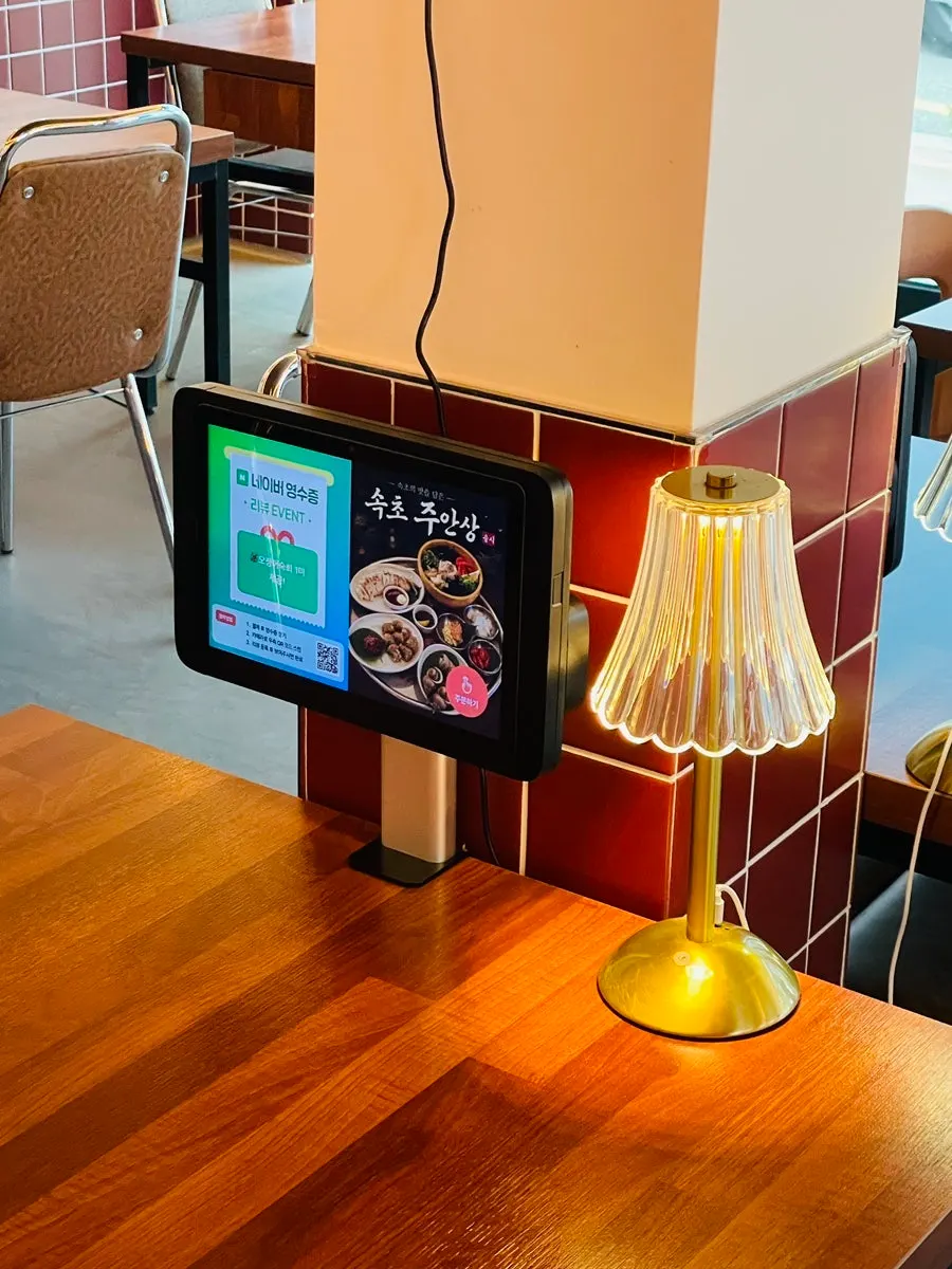 Clean interior of Seo Jubang right after opening