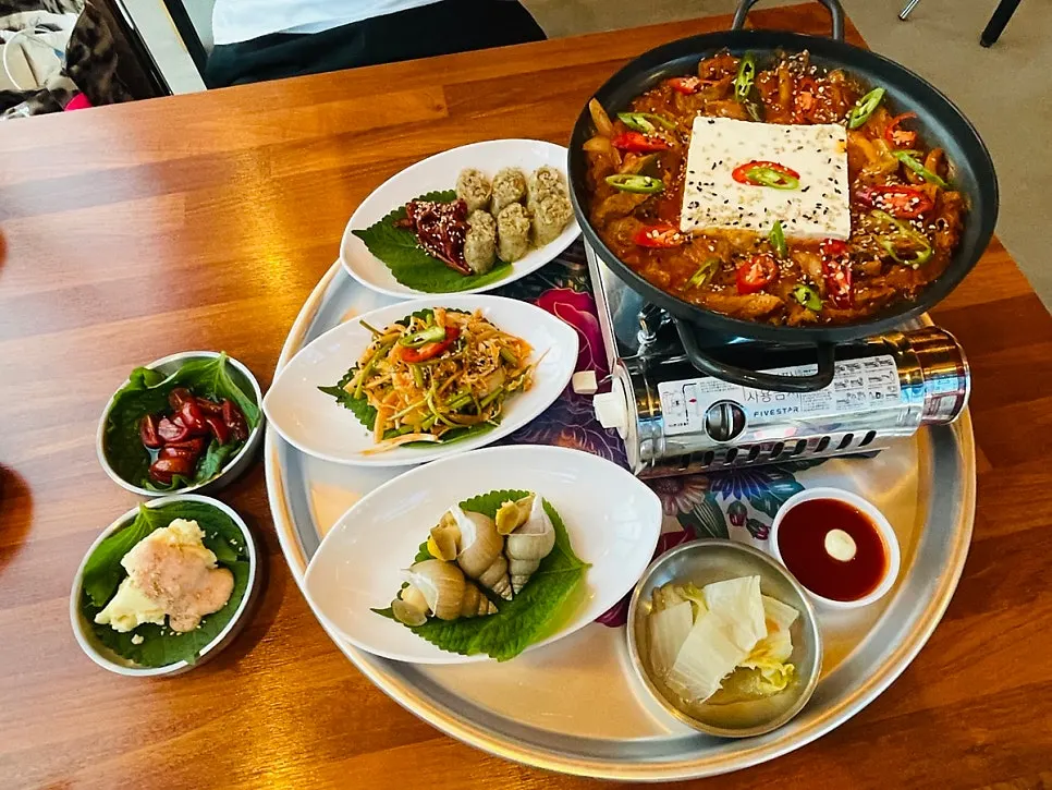 Full spread of the Sokcho drinking set at Seo Jubang