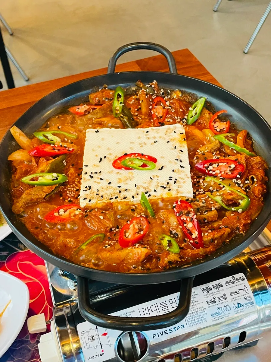 Whole tofu duruchigi simmering at the table