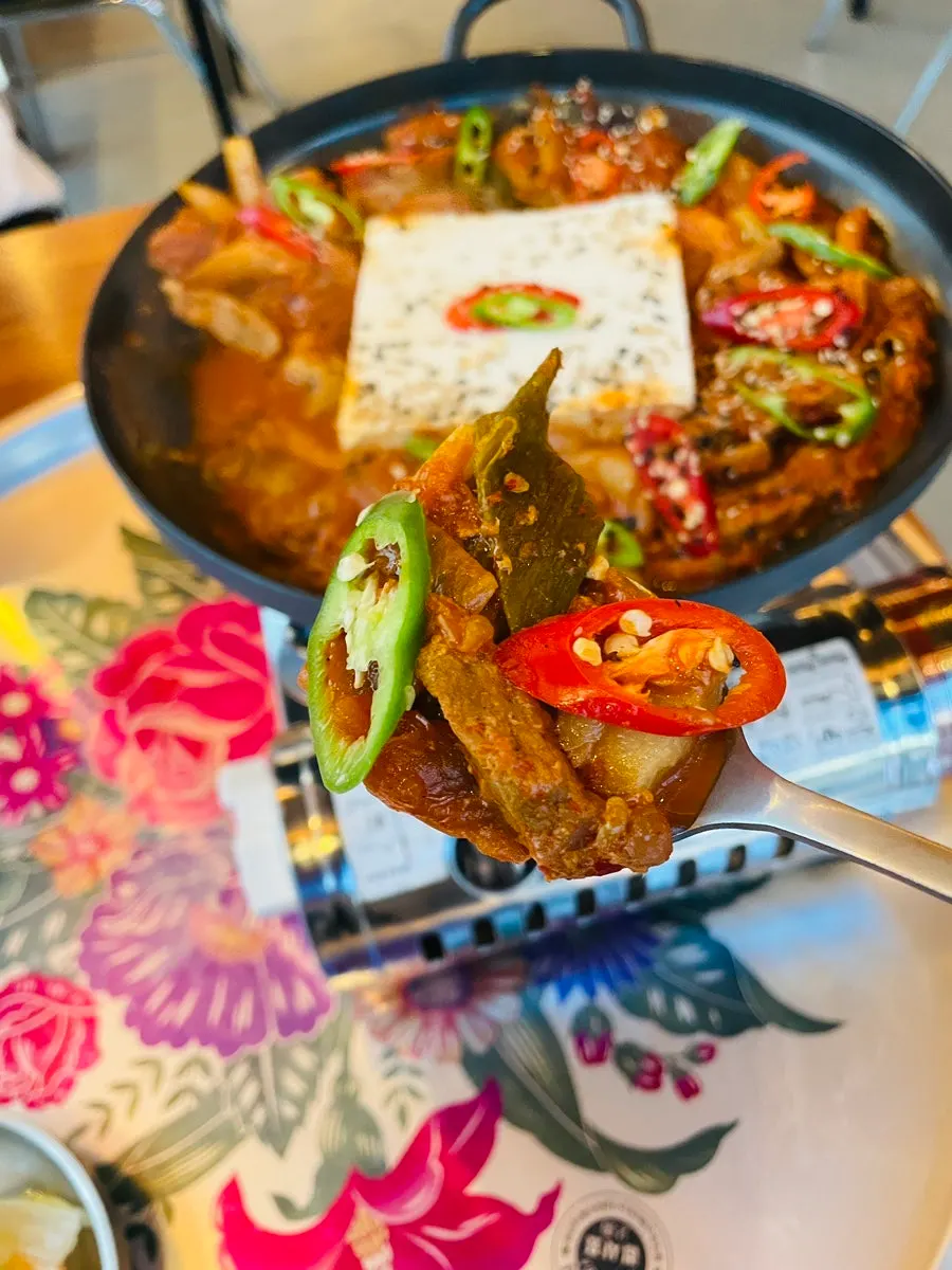 A piece of golbaengi dipped in chogochujang sauce