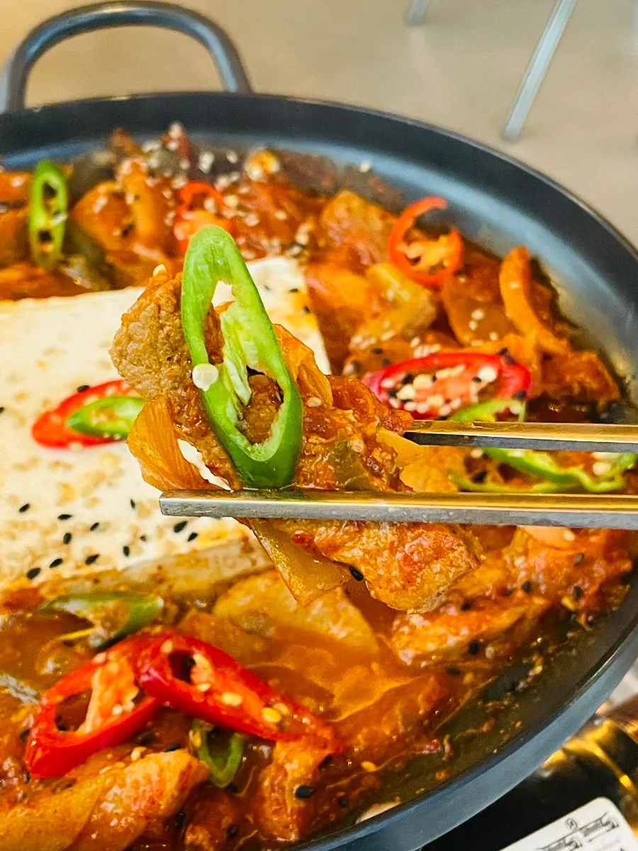 Thick, spicy duruchigi broth
