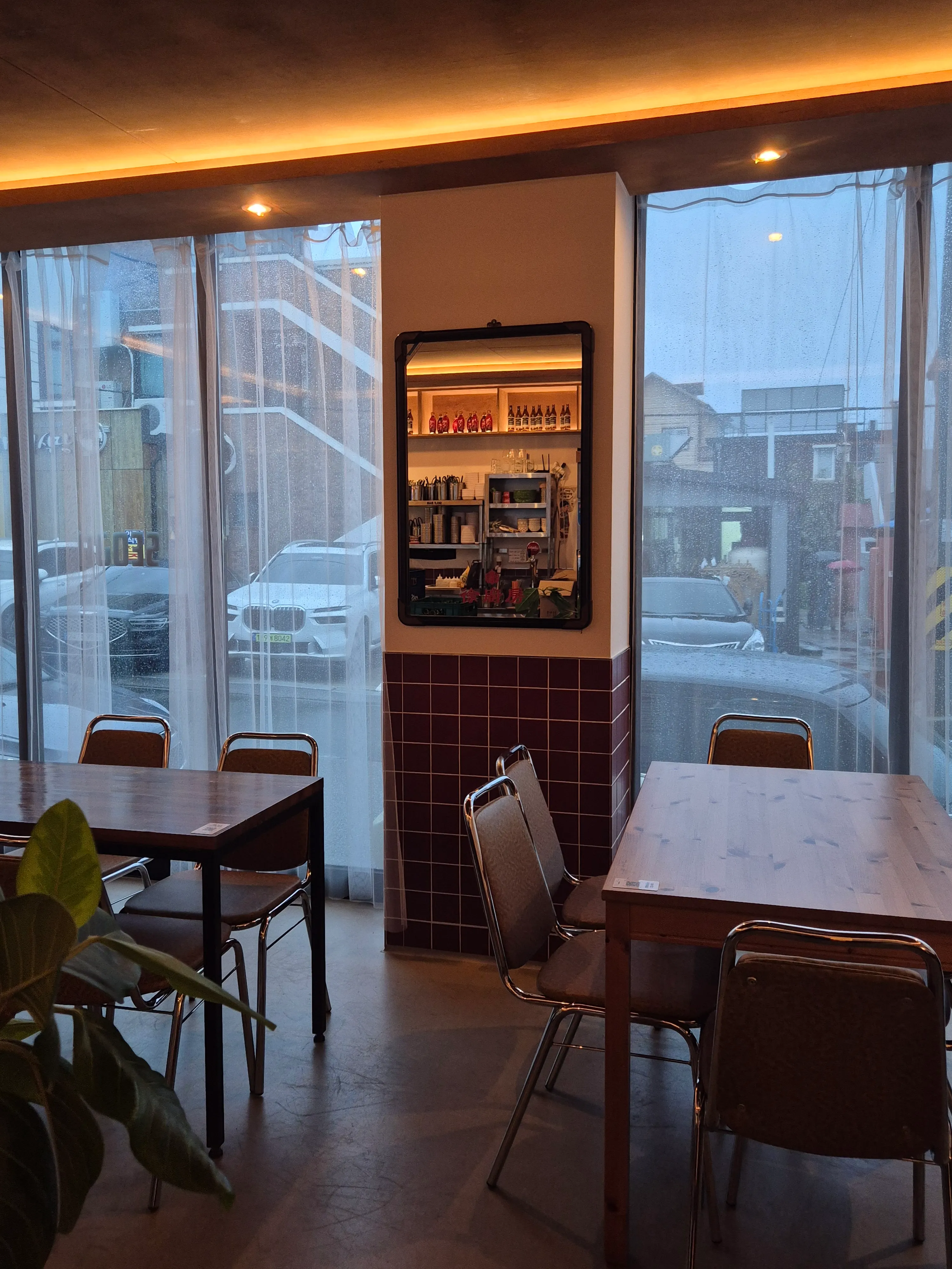 Cozy interior atmosphere of Seo Jubang