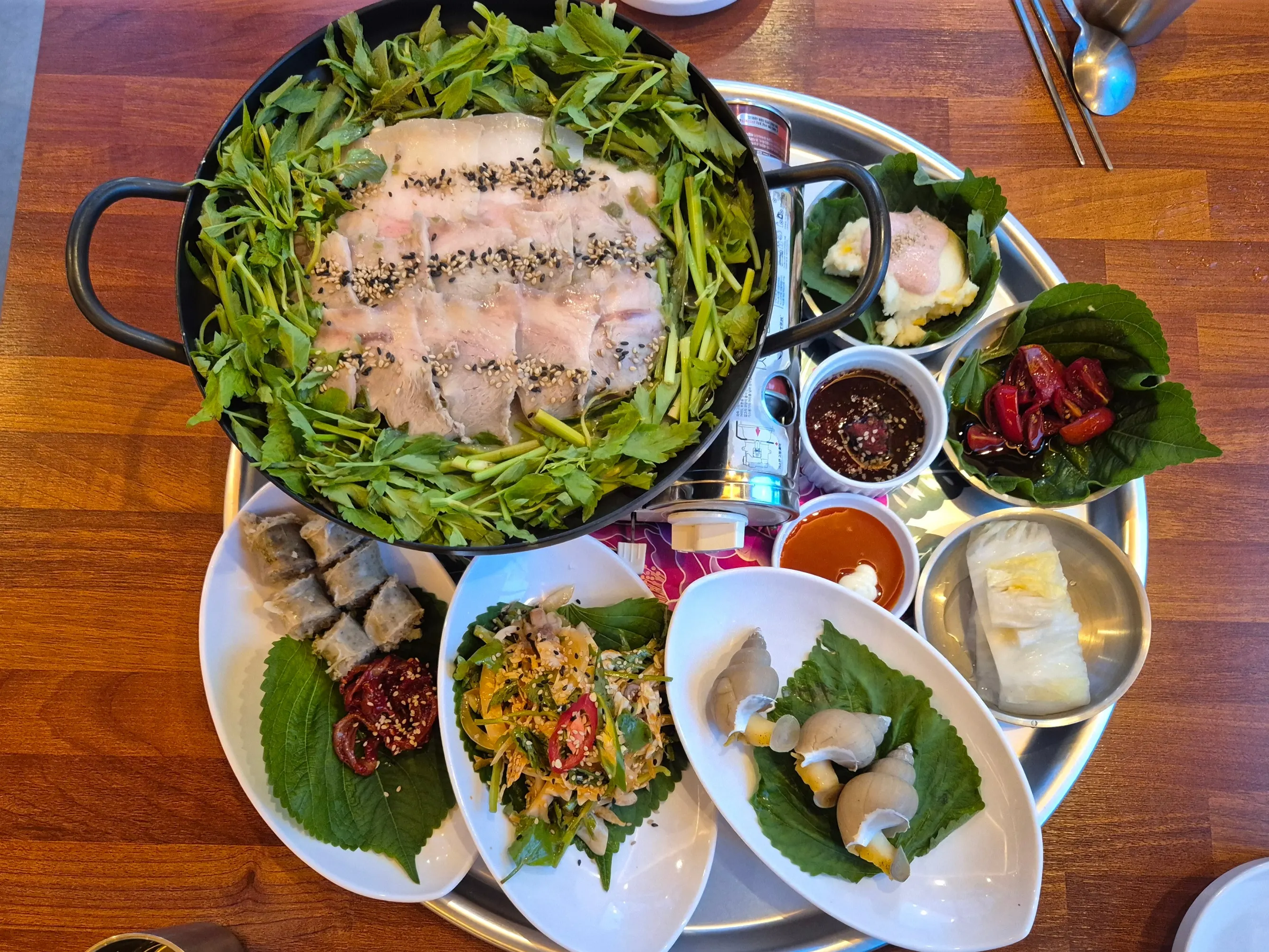 Seo Jubang's juansang platter with a variety of side dishes