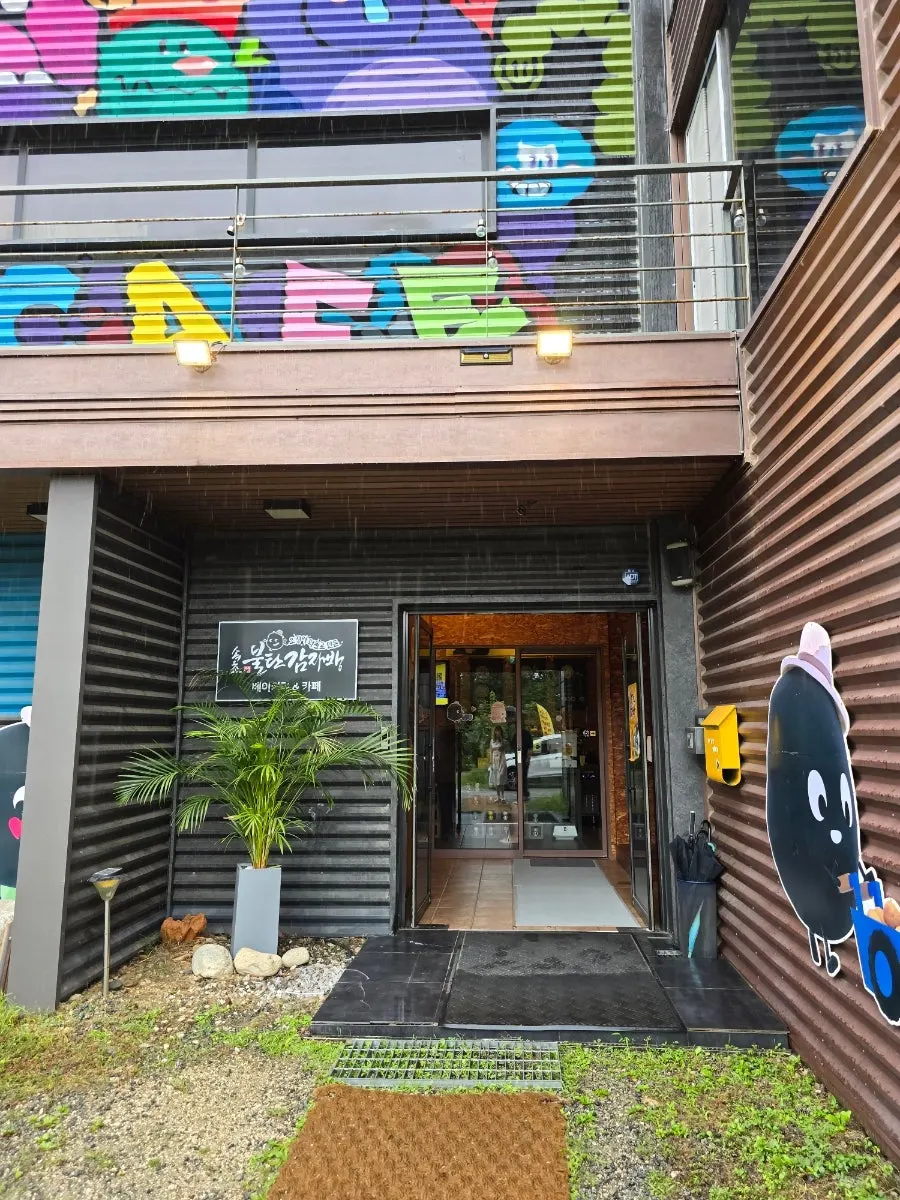 Potato bread shop as the last stop of the Sokcho trip