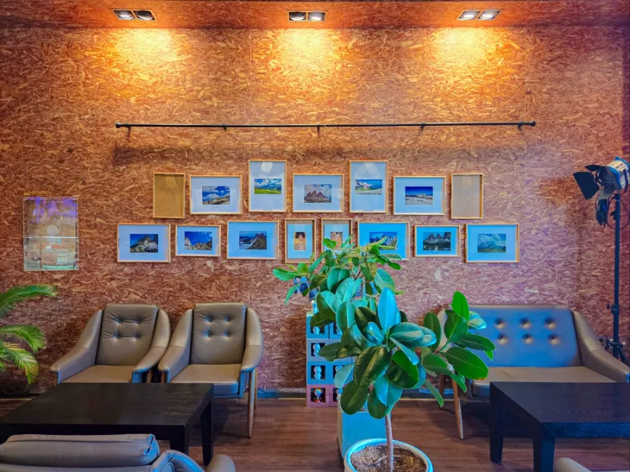 Cozy, nicely decorated café space