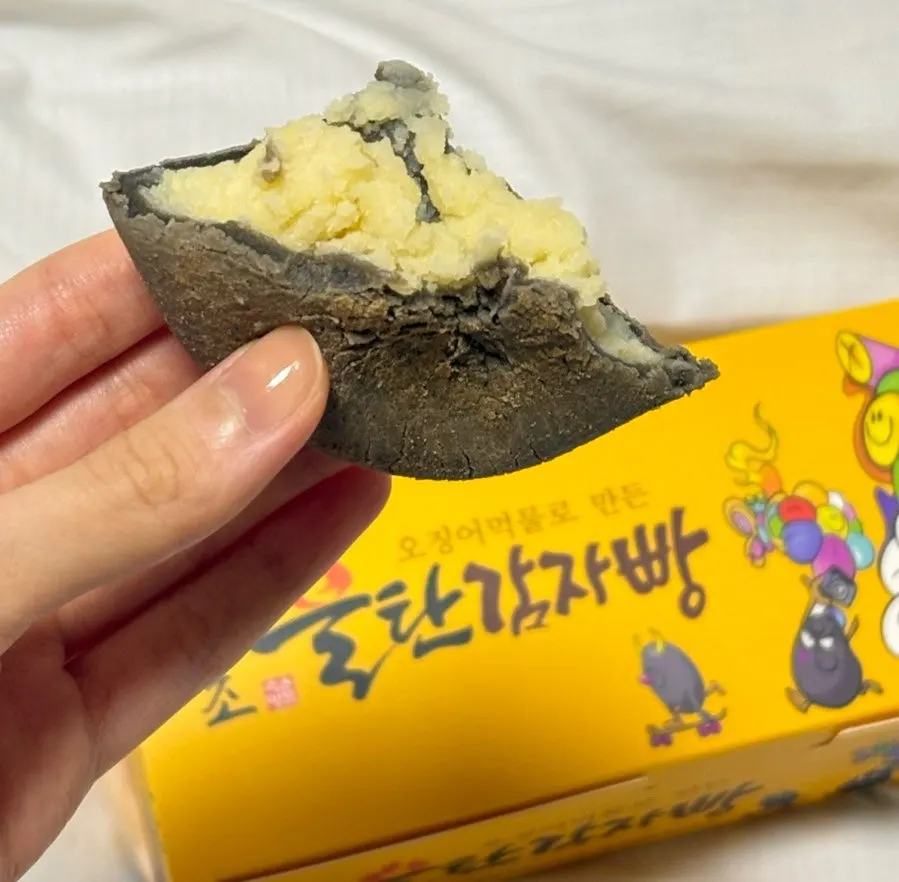 반으로 갈라 늘어나는 감자빵 속