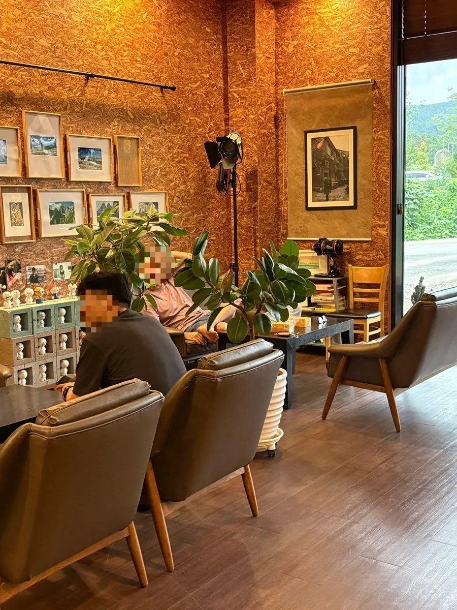 우드톤 소파 의자가 놓인 본점 좌석