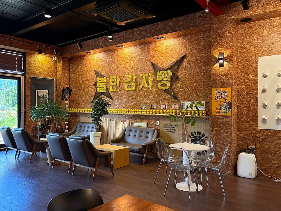 Interior atmosphere of Sokcho Bultan Gamja Bread Main Store café