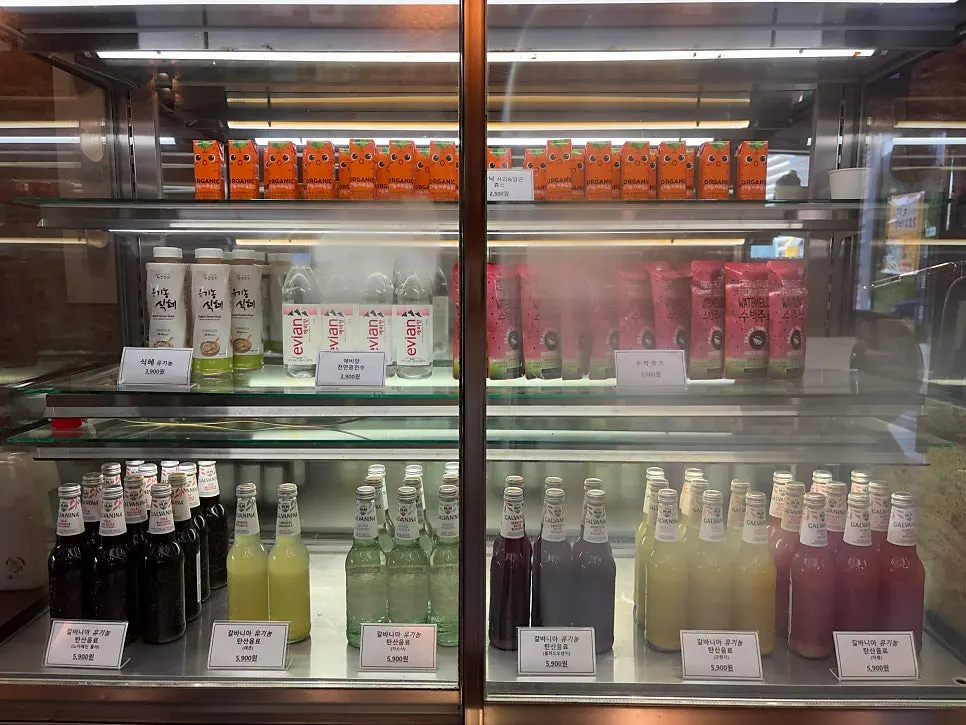 Squid-flavor jjondeugi and organic drinks on display
