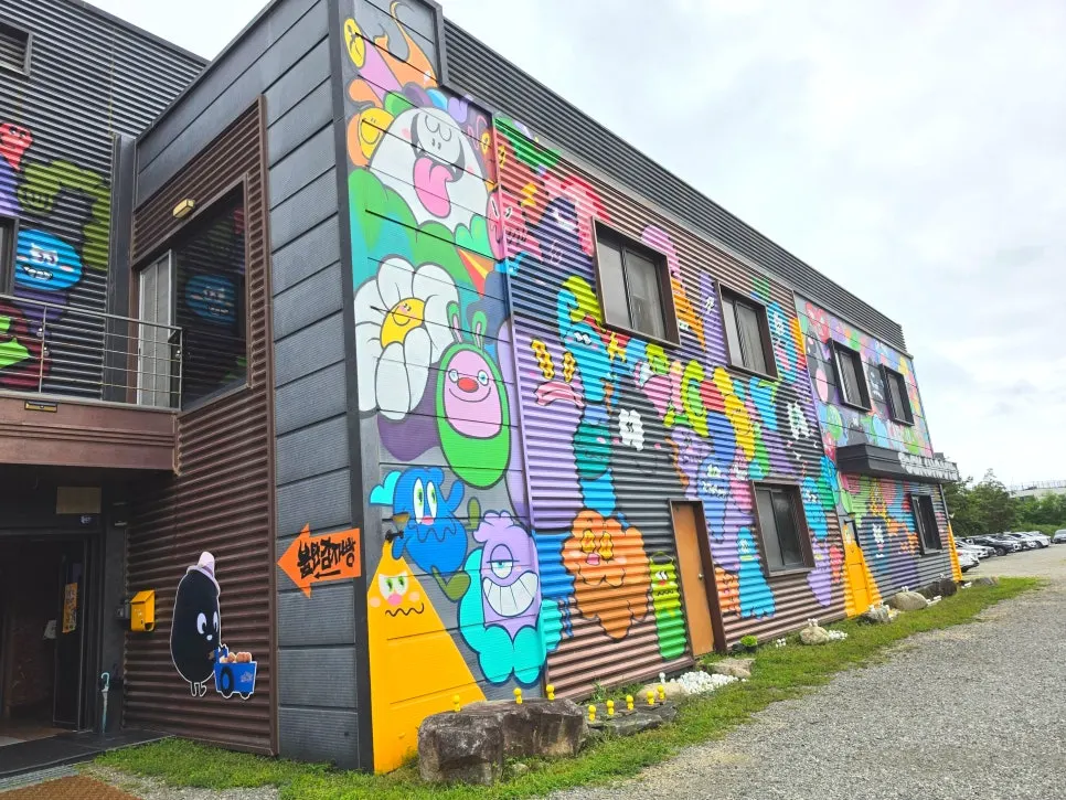 Pop-art decorated exterior of the potato bread shop