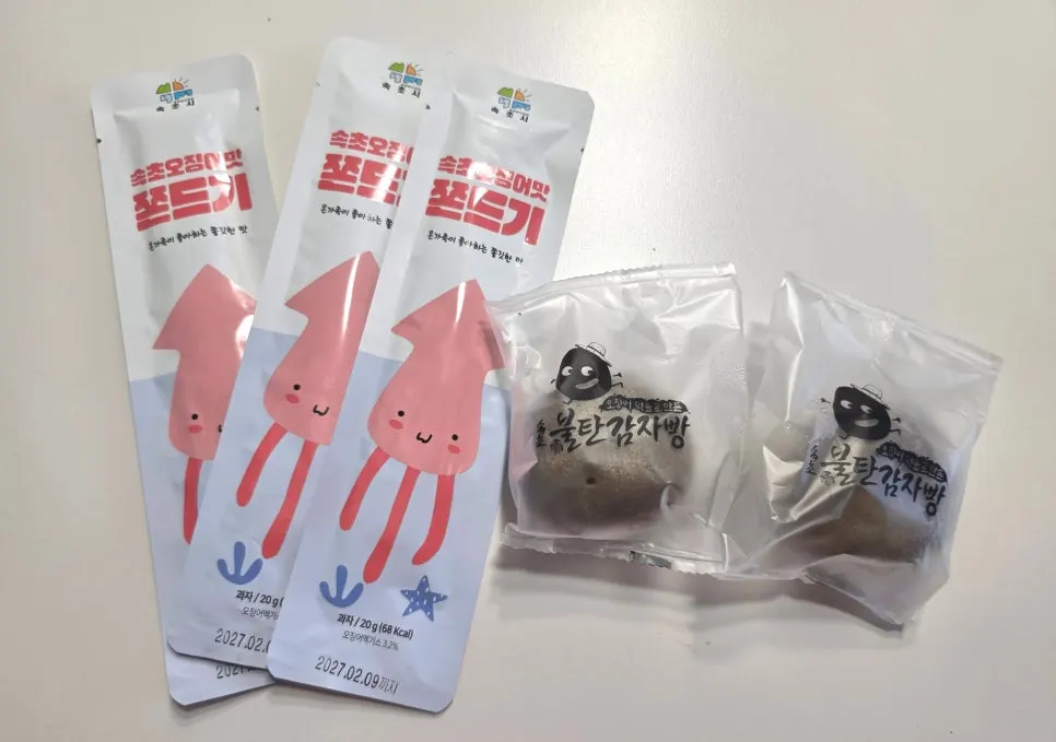 Squid jjondeugi and yuja oranda cookies on display