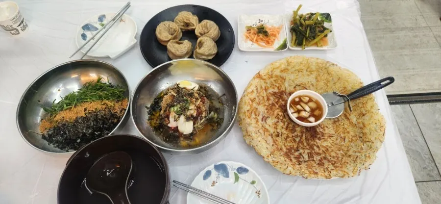 동치미 국물과 양념을 넣은 메밀막국수