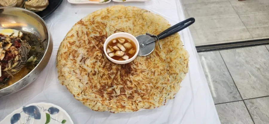 메밀막국수와 들메막을 포함한 푸짐한 한상