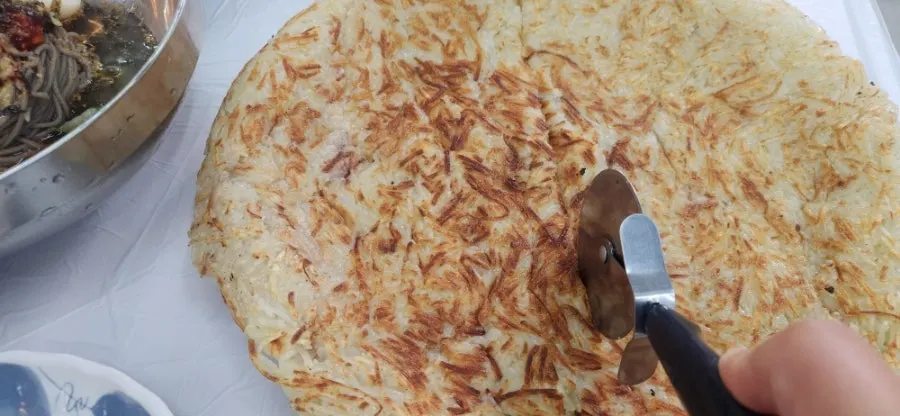 감자채전과 막국수, 만두가 차려진 식사