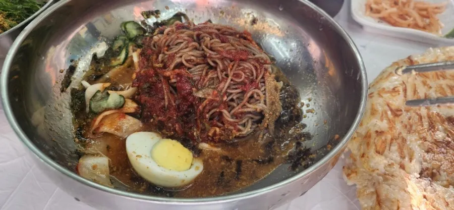 접시를 덮을 만큼 큰 감자채전
