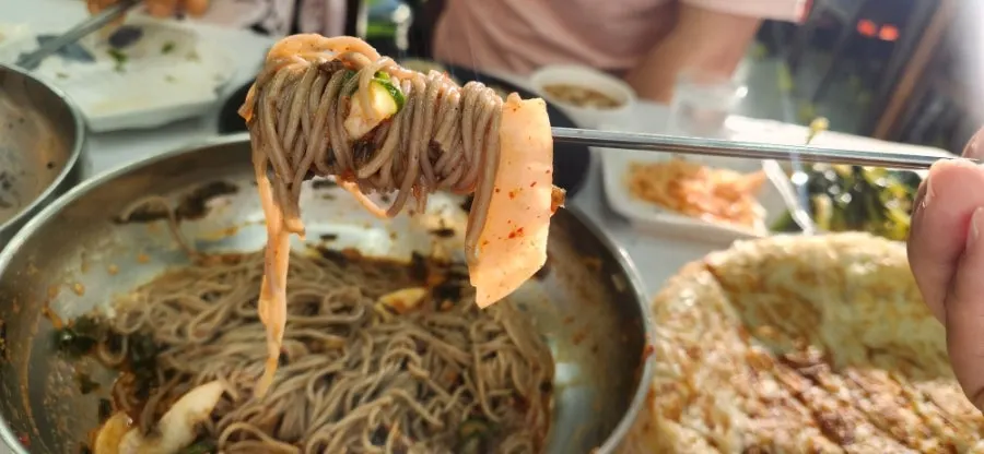 피자칼로 자르는 바삭한 감자채전