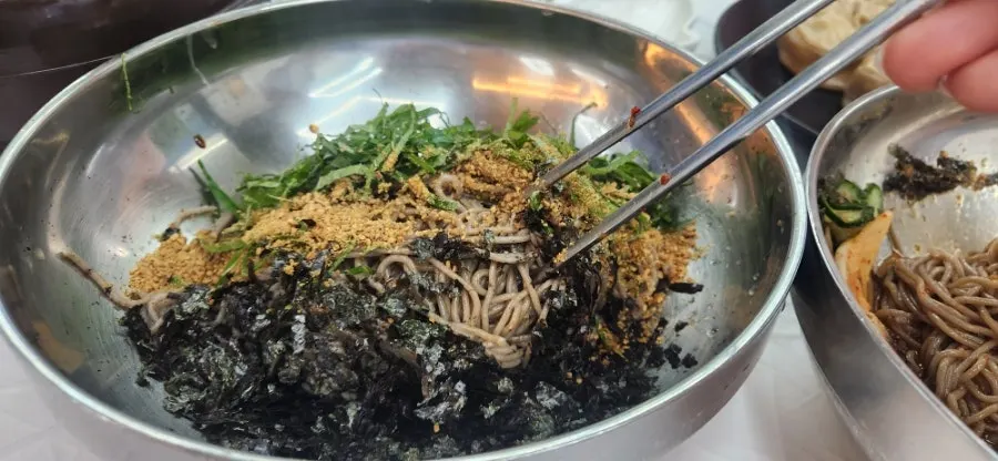 오이와 무김치를 곁들인 비빔 메밀막국수