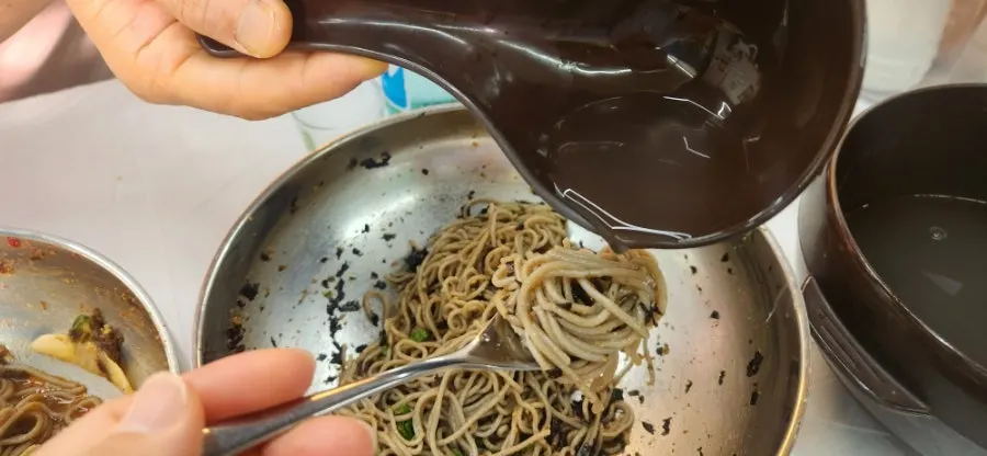 탄력 있는 메밀면의 들메막