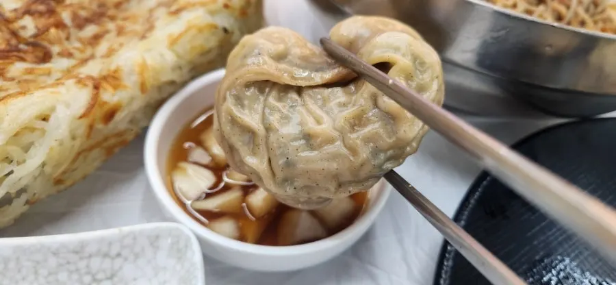 벽면에 걸린 연예인 사인