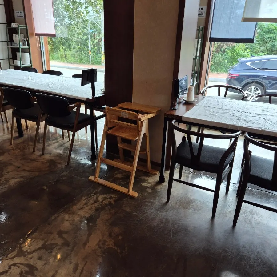창호지 문으로 분리된 단체룸