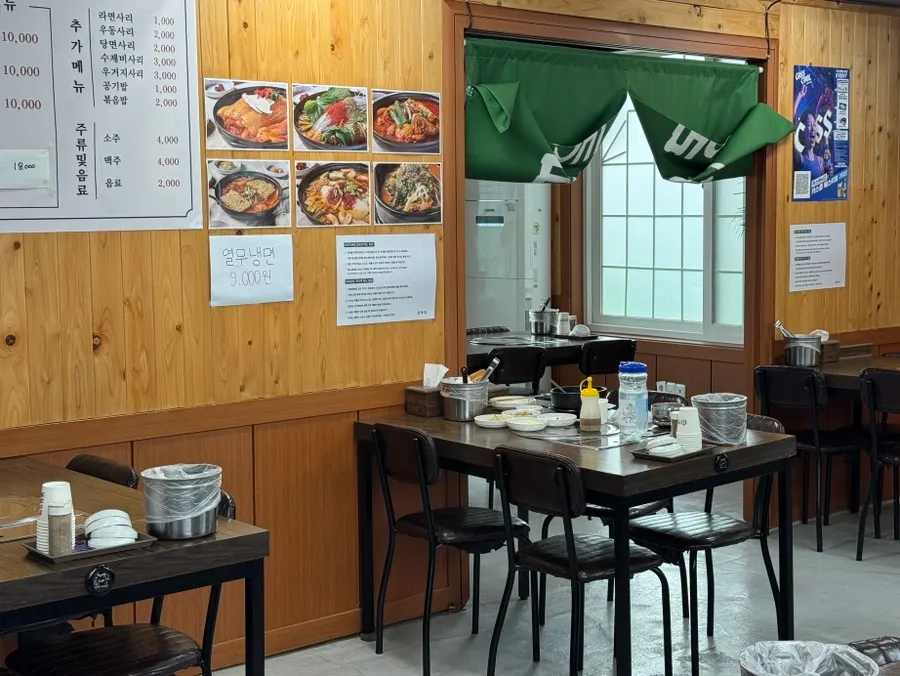 Seating area inside Gwandongjip