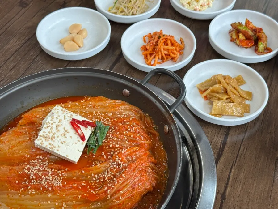 Broth and lean pork bone meat in the mukeunji-ppyeojjim