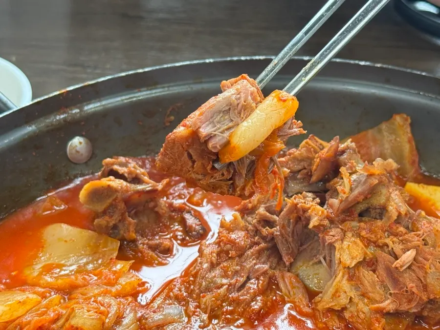 Meat and aged kimchi placed on top of rice