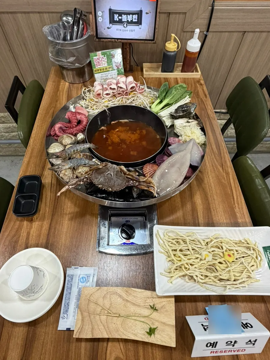 예약석에 세팅된 해물꽃쟁반 장칼국수 한 상