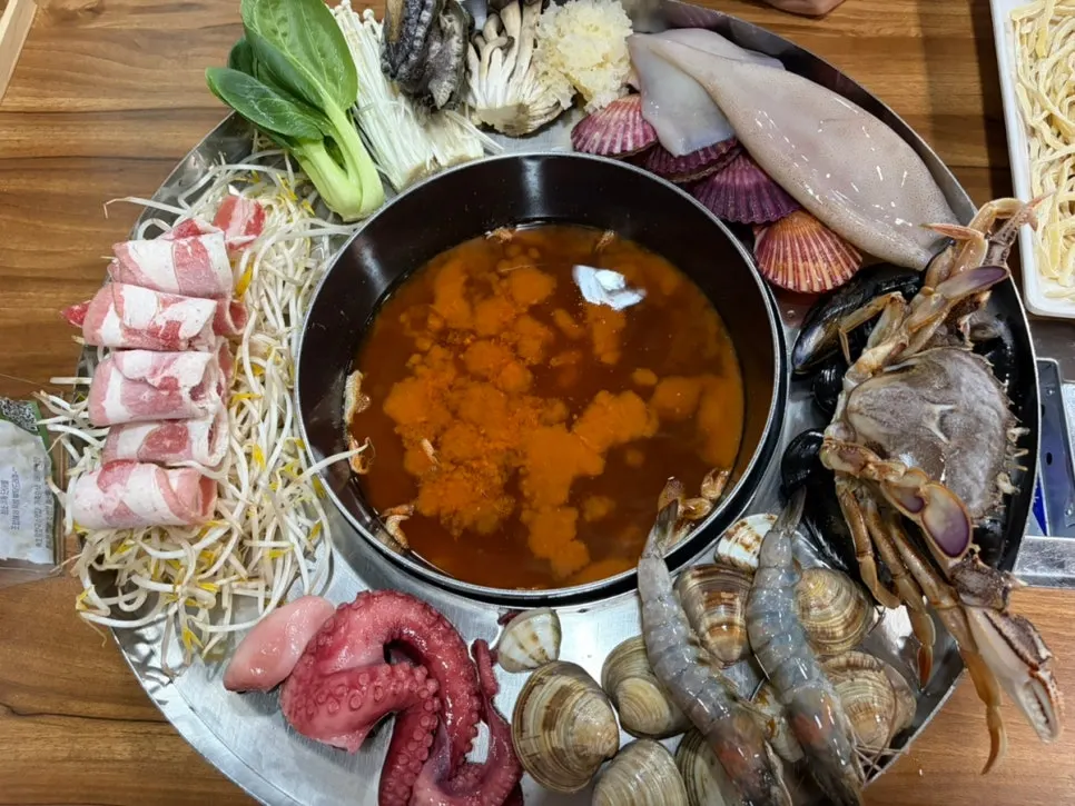 해물꽃쟁반 장칼국수 상차림 전체