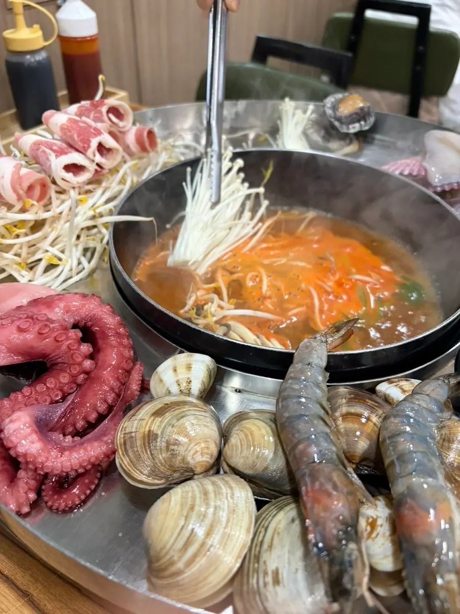 우삼겹과 채소를 샤브샤브로 데치는 모습