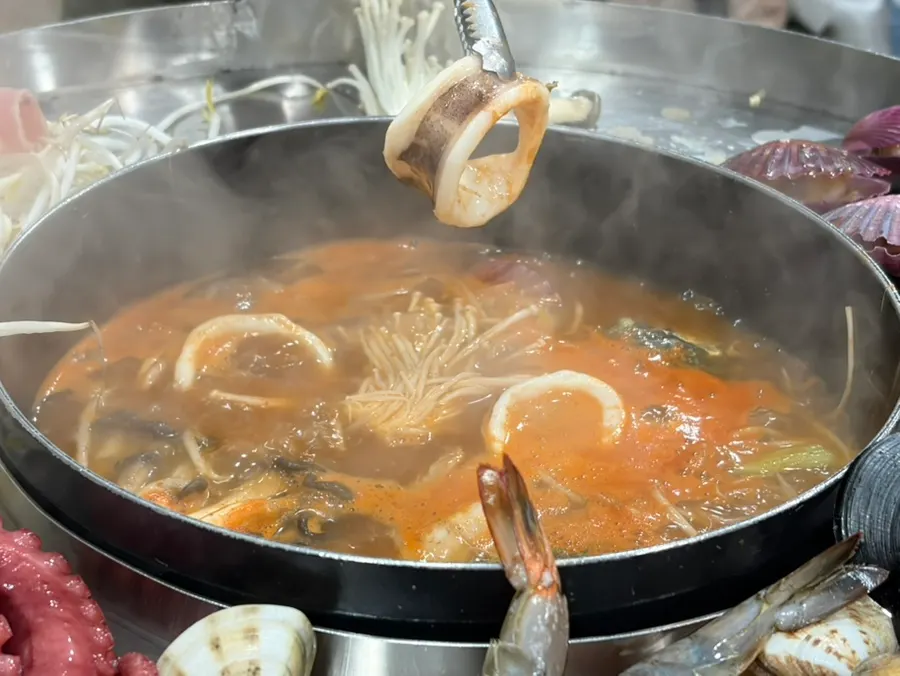 얼큰한 육수에 담긴 해산물