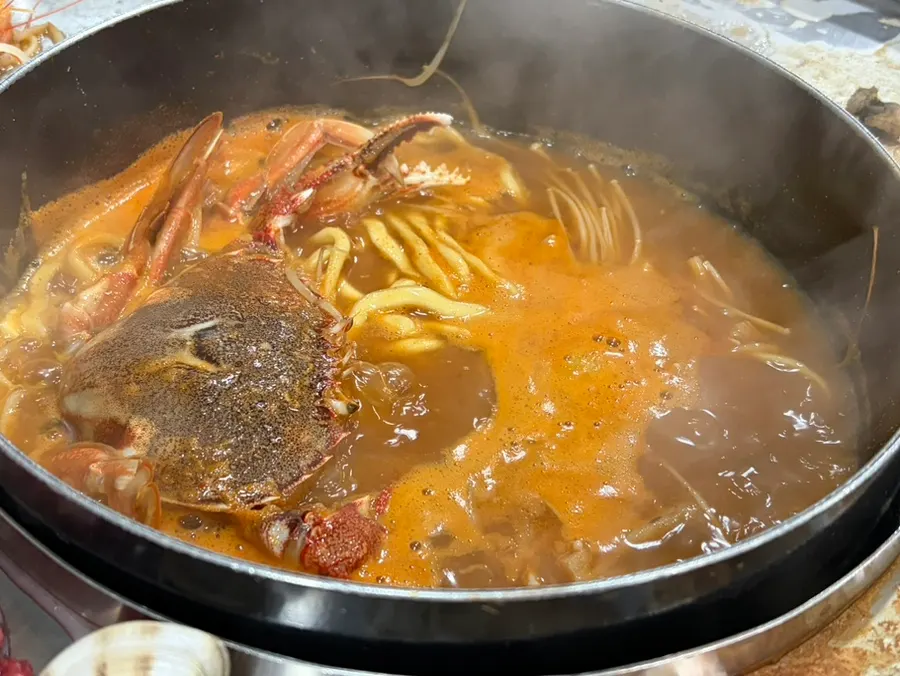 육수에 칼국수 면을 넣은 모습