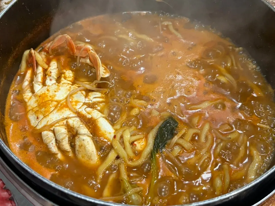 끓고 있는 얼큰한 장칼국수