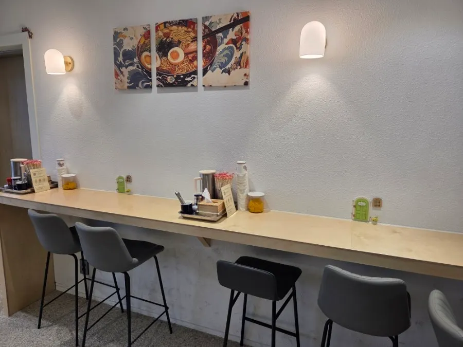 Solo seating and table seating at Ichiba Ramen