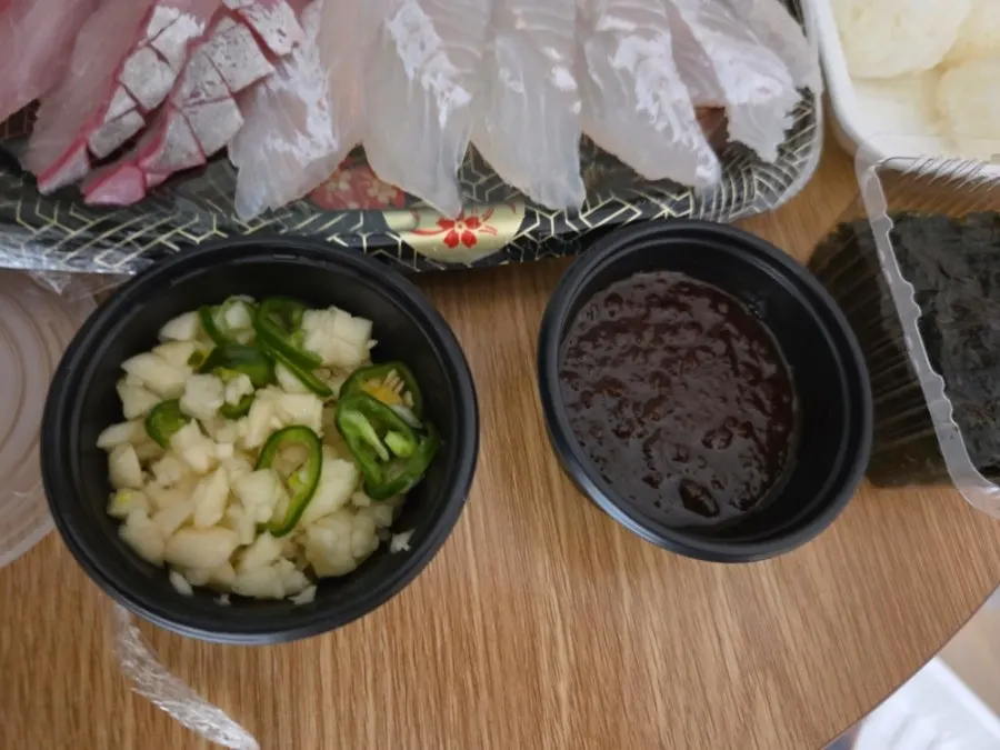 물회 소면을 육수에 담근 모습