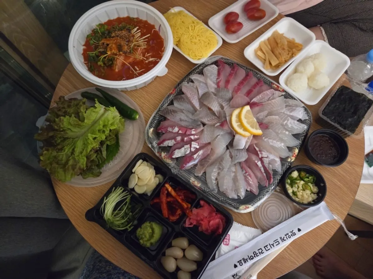 소면과 회가 들어간 모둠 물회