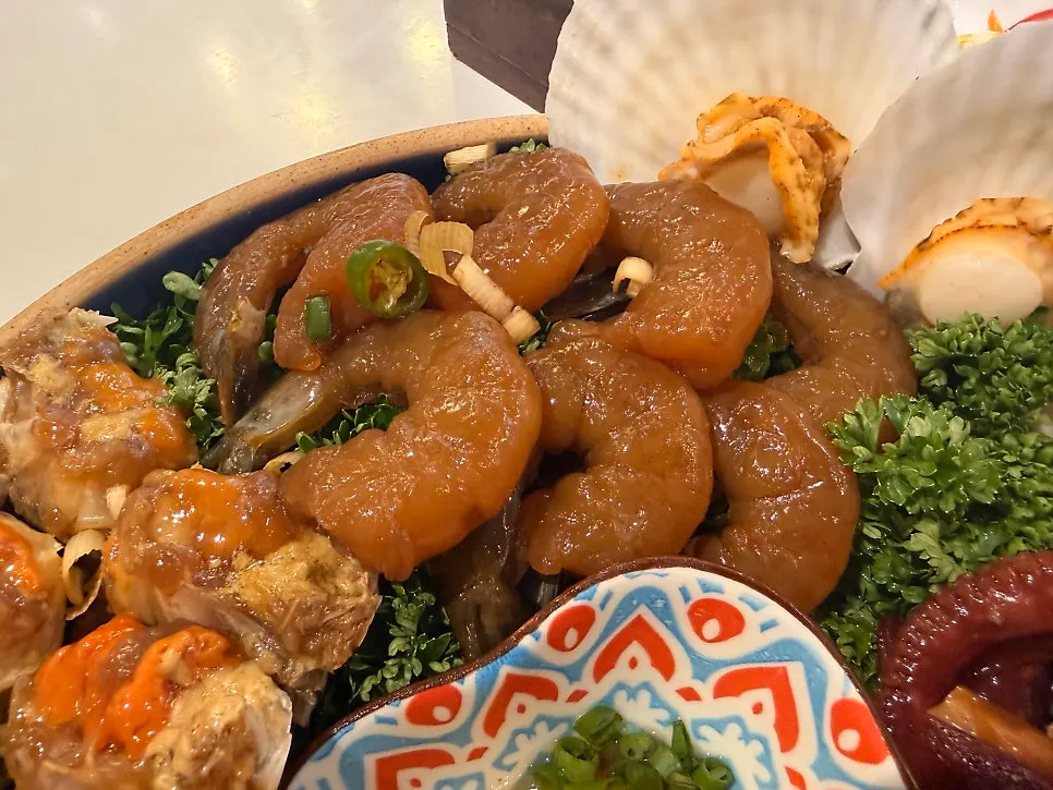Varied assorted seafood in soy sauce set