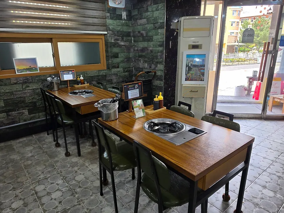 Table seating inside Sokcho Haemul Kkot Jangkalguksu