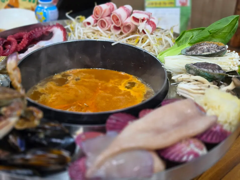 Table setting at Sokcho Haemul Kkot Jangkalguksu, good for a family meal