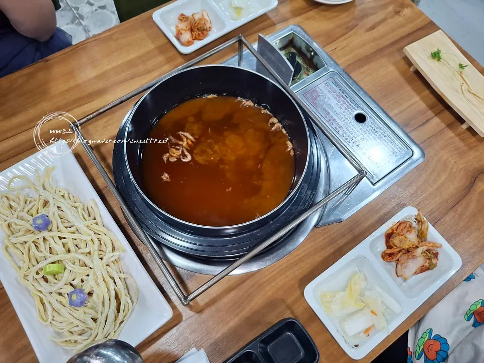 Seating inside Sokcho Haemul Kkot Jangkalguksu