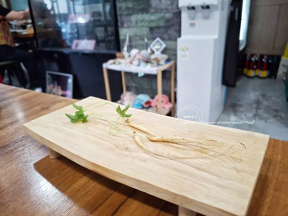 Three roots of ginseng prepared for the 3-person order