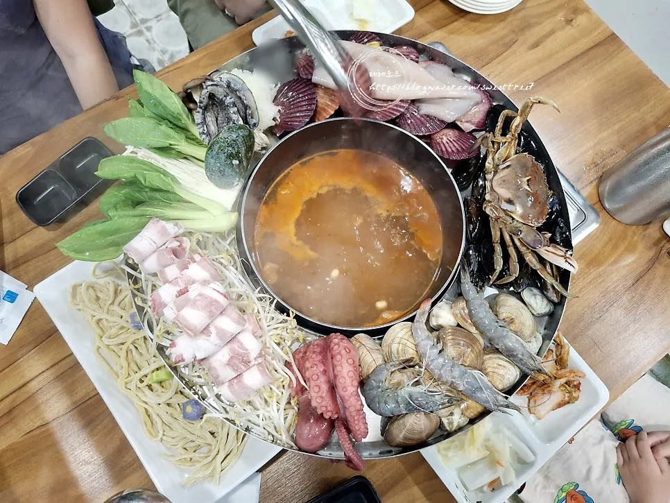 Vitality-boosting seafood shabu jangkalguksu flower platter for 3