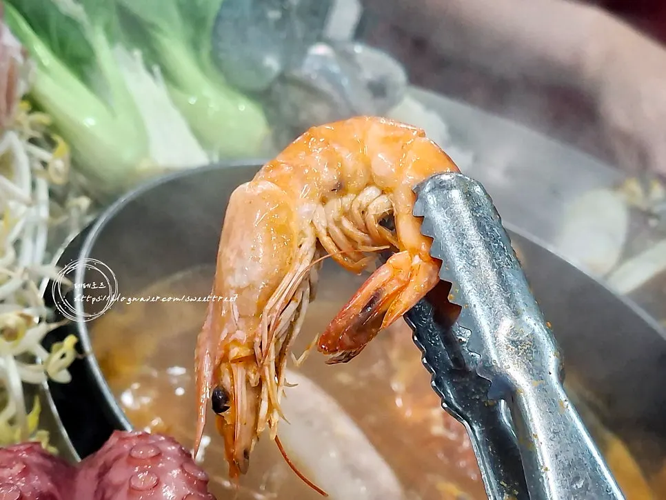 Seafood cooking in the jang broth