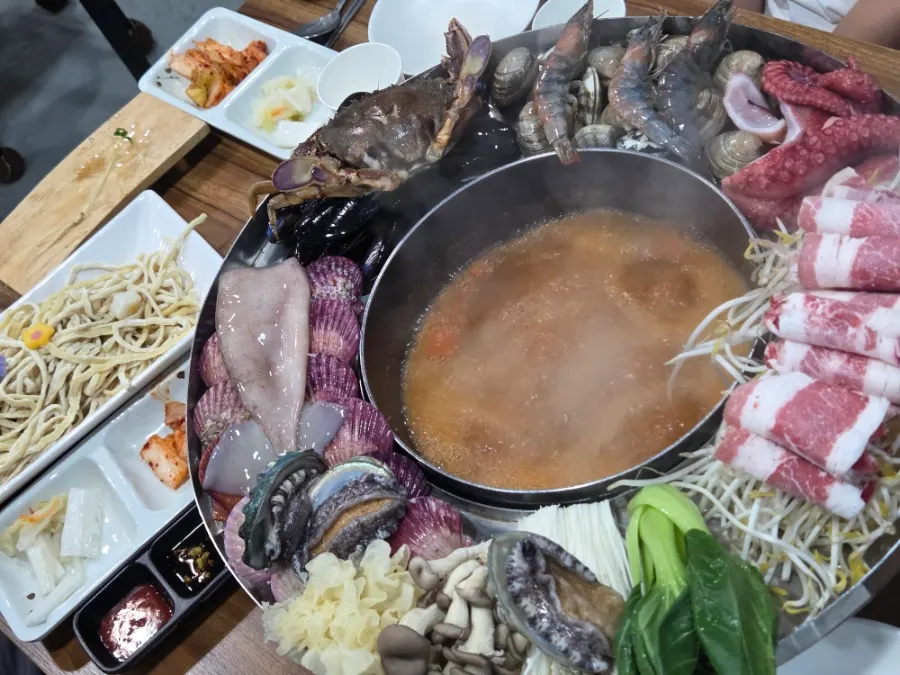 꽃쟁반에 담긴 해산물과 소고기 샤브