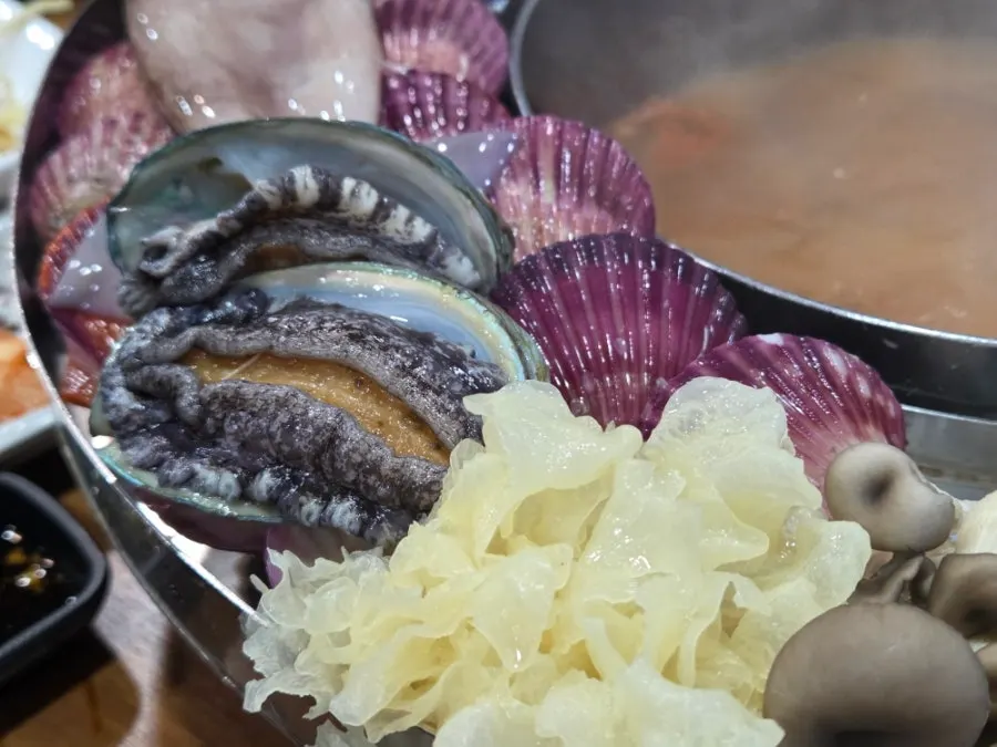 3인분 해물꽃쟁반이 차려진 식탁